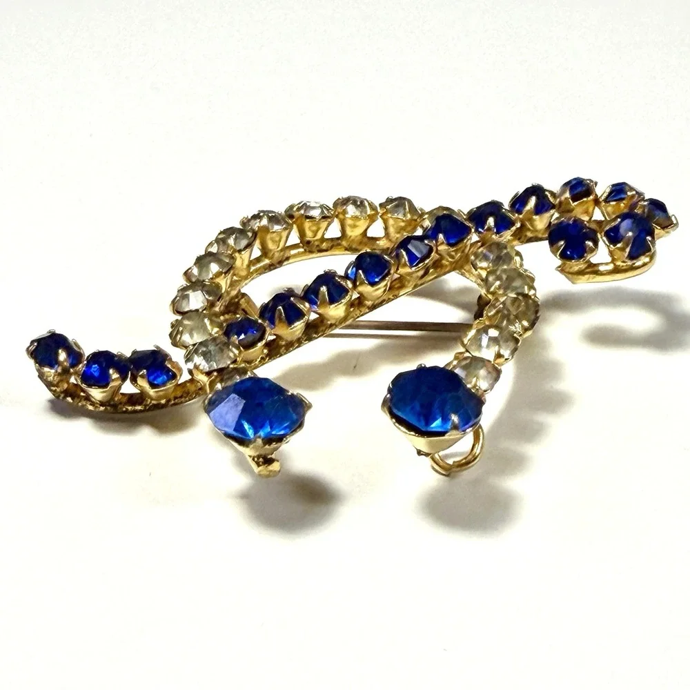 VTG MCM Horseshoe Ribbon Brooch Sapphire Blue Clear Rhinestone Gold Tone 2.25